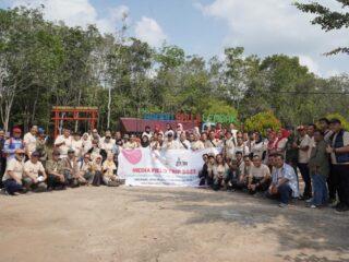 SKK Migas Sumbagsel - KKKS Sumsel lakukan Field Trip dengan FJM Sumsel di Daerah Mitra Binaan PHR Zona 4