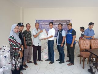 Keluarga Abah Toto Jembatani Bantuan Paket Sembako untuk Warga Swadaya Pakjo