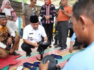 Pj Bupati Apriyadi Borong 500 Pasang Sandal Jepit Handmade Petani Karet Plakat Tinggi