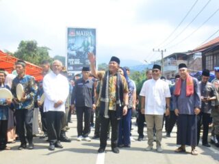 Gubernur Tandatangani Prasasti Peresmian Masjid Akbar Desa Pulau Pangung
