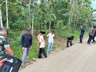 Pj Bupati Apriyadi Tinjau Jalan Desa Tanjung Raya