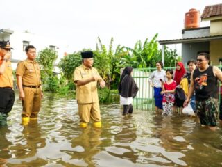 Usai Ngantor, Apriyadi Keliling Sekayu Sambangi Warga Terkena Banjir Hingga Selutut