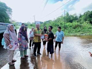 Ringankan Beban Tenaga Kontrak Terdampak Banjir, Dinkes Muba Terjunkan Puluhan Paket Sembako