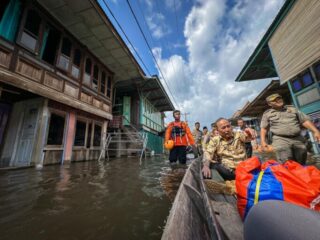 Susuri Banjir, Pj Bupati Apriyadi Door to Door Bagikan Sembako di Rantau Kroya