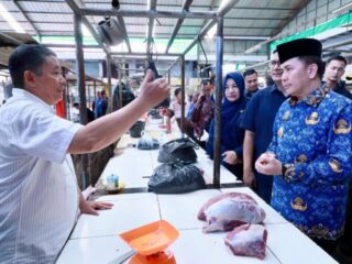 Kunjungi Pasar Lemabang dan Pasar Sekip, Pj Gubernur Cek Harga Sembako