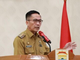 Pj Walikota Serahkan Langsung Ribuan Bingkisan Sembako dan THR untuk Tenaga PHL