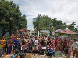 Antusias Warga Tanjung Mas Banyuasin Dapat Bantuan Bibit Ayam dan Ikan