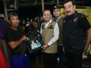 Malam Lebaran, Pj Gubernur Tinjau Lokasi dan Berikan Bantuan kepada Korban Kebakaran