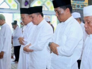 Salat Jumat Berjamaah di Masjid Baiturrahman, Pj Gubernur Beri Bantuan Warga